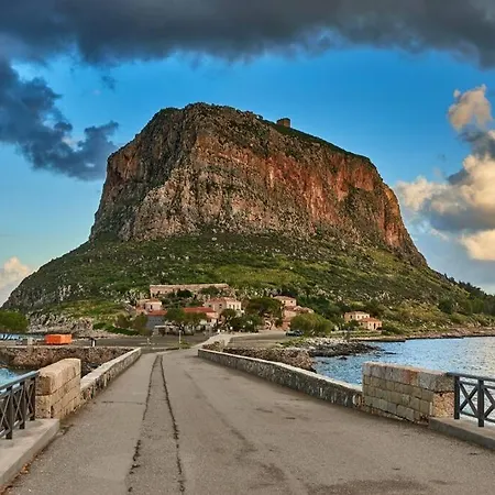 Σπίτι διακοπών ολόκληρο, αυτόνομο σπίτι με αυλή στη μονεμβασιά